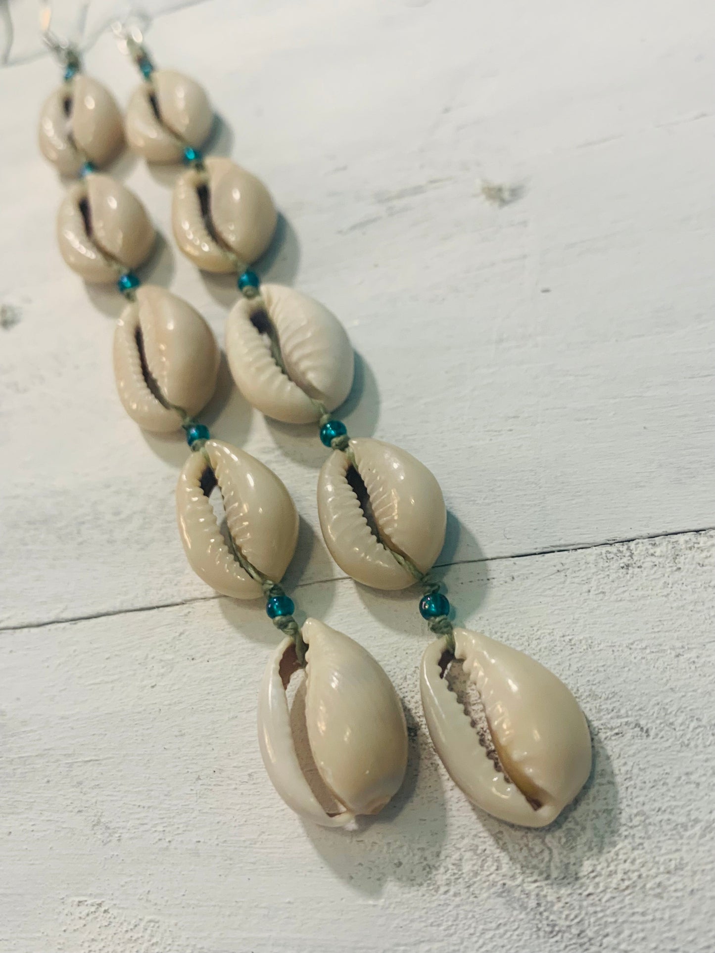 Cowrie shells earrings, macrame